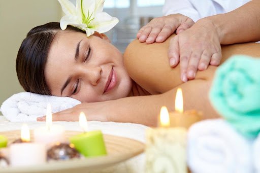 How Thai Massage Sessions Combine Rhythmic Pressure and Stretching